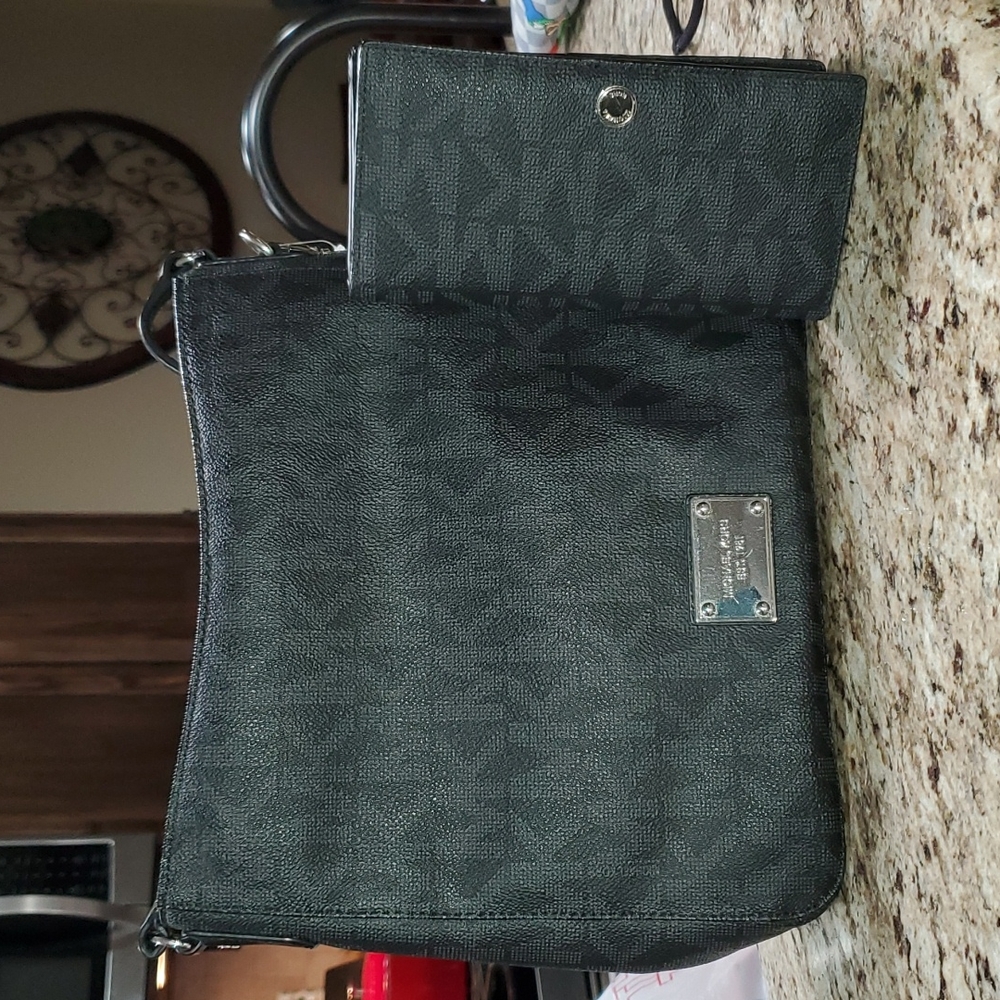 Jet Set Travel Large Logo Messenger Bag w/Silver Hardware 😍❤️